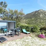 2 Pieces Avec Terrasse Et Parking Au Lavandou - Fr-1-251-926 *