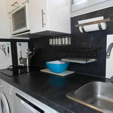 Апартаменти 2 Pieces Avec Terrasse Et Parking Au Lavandou - Fr-1-251-926 *