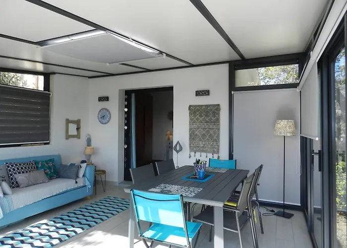 Апартаменти 2 Pieces Avec Terrasse Et Parking Au Lavandou - Fr-1-251-926 *