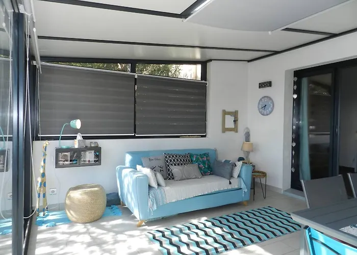 2 Pieces Avec Terrasse Et Parking Au Lavandou - Fr-1-251-926 *