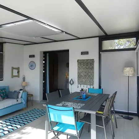 Апартаменты 2 Pieces Avec Terrasse Et Parking Au Lavandou - Fr-1-251-926 *