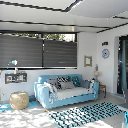 2 Pieces Avec Terrasse Et Parking Au Lavandou - Fr-1-251-926 *